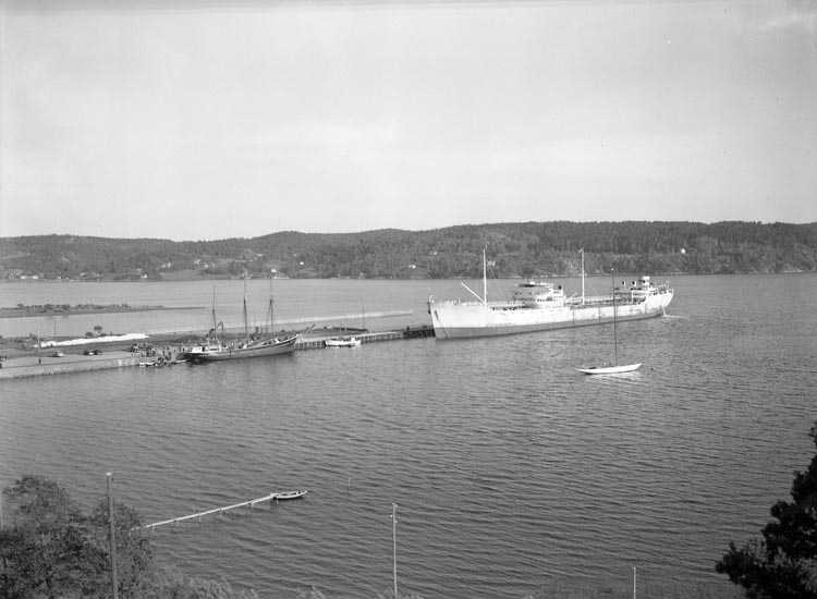 Text som medföljde bilden: "1948. No. 19. 1948 Julius båten, Munkedals Hamn."