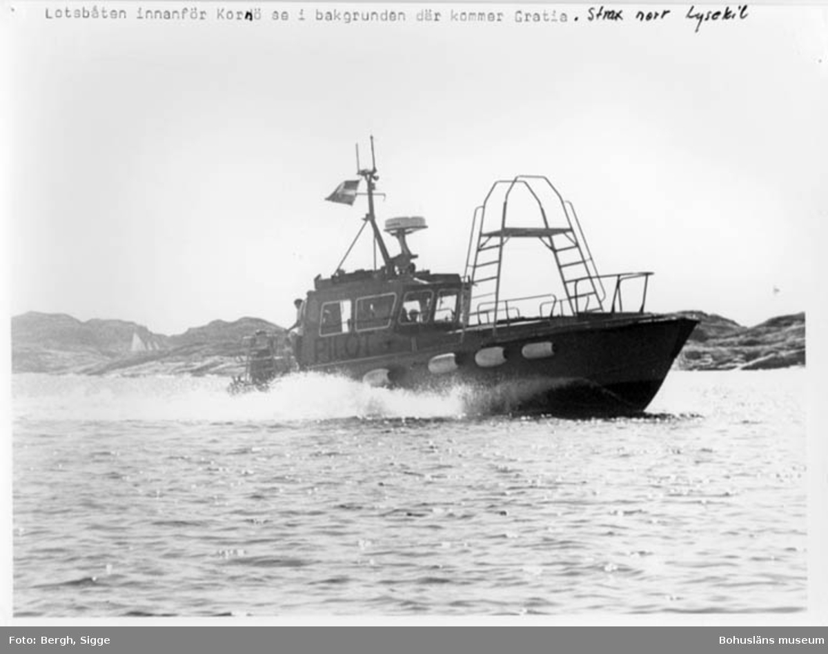 Enligt text på fotot: "Lotsbåten innanför Kornö se i bakgrunden där kommer Gratia. Strax norr Lysekil".