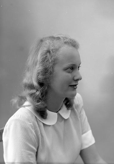Enligt fotografens journal nr 7 1944-1950: "Nyman, Fru I. Majblommans barnhem Ödsmål".