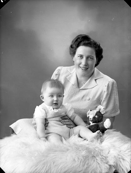 Enligt fotografens journal nr 7 1944-1950: "Engelbrekt, Fru Elsa Solgården Här".