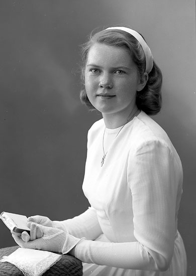 Enligt fotografens journal nr 7 1944-1950: "Larsson, Ann-Marie V. Harås Spekeröd".