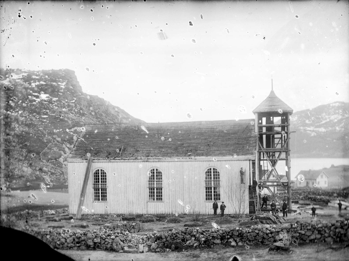 Heskestad gamle kirke på Heskestad gård under nedrivning