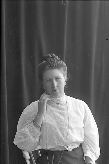 Enligt fotografens journal nr 1 1904-1908: "Landberg, Fr. Hilda Högbo Trollhättan".