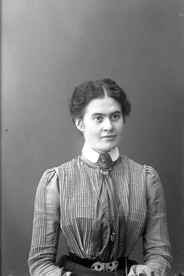 Enligt fotografens journal nr 1 1904-1908: "Trotzig, Fr. Märtha Kongelf".