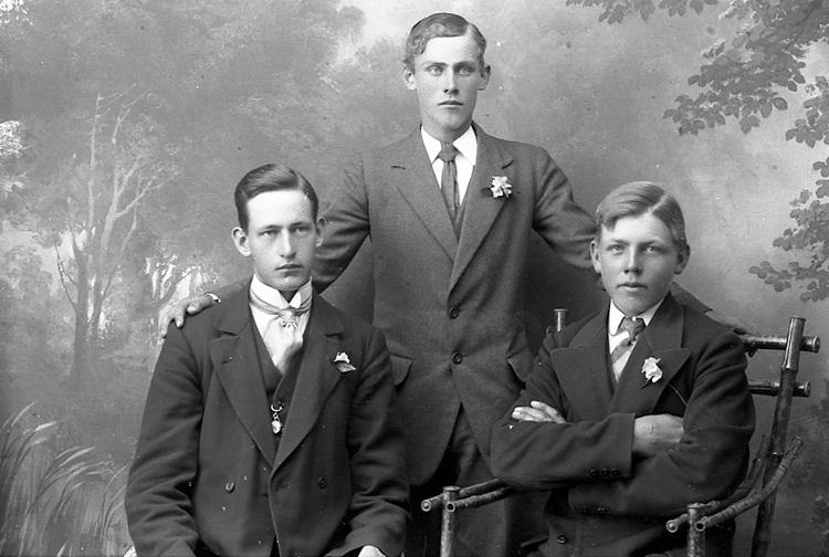 Enligt fotografens journal Lyckorna 1909-1918: "Gillberg, Kurt Lyckorna".
Enligt fotografens notering: "Kurt Gillberg, den som står i mitten, Lyckorna".