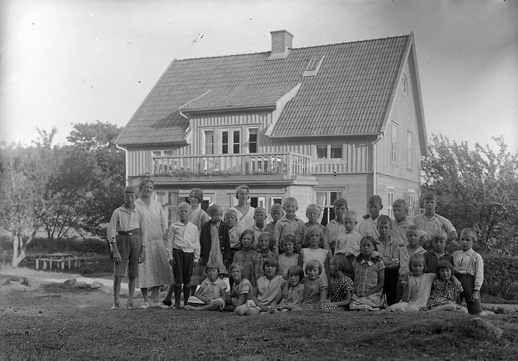 Enligt fotografens journal nr 5 1923-1929: "Barnkolonien nr 35 Berg Ödsmål. Fr. Augusta Andersson.".