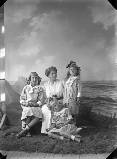 Enligt fotografens journal nr 2 1909-1915: "Kindal, Konsul Carl, Ön (barnen)".