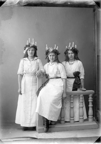 "Sundberg, Hulda, Här Lucia" enligt fotografens journal nr 2 1909-1915