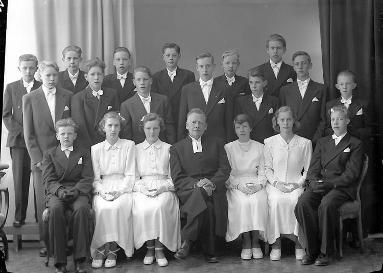 Enligt fotografens journal nr 8 1951-1957: "Konfirmanderna Ödsmål Kyrkoh. Norén".