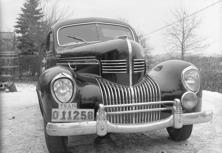 Enligt fotografens journal nr 7 1944-1950: "Martell, Landsfiskal Här Blomqvists bil".
Enligt fotografens notering: "Nov 1947. Blomqvists bil, efter Gösta Karlssons dödkörn. Landsfiskal Martell Stenungsund".
