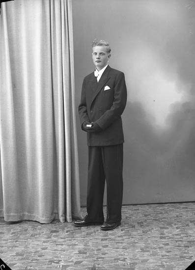 Enligt fotografens journal nr 7 1944-1950: "Johansson, Elon Jordhammar Ödsmål".
