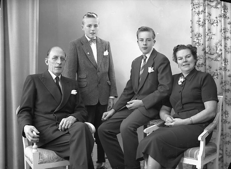 Enligt fotografens journal nr 8 1951-1957: "Hedin, Familjen Stenungsund".