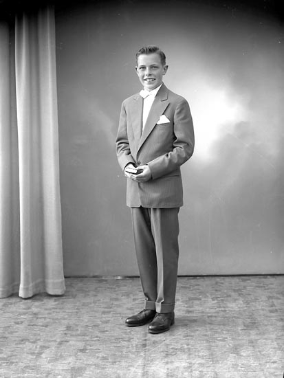 Enligt fotografens journal nr 8 1951-1957: "Pettersson, Herr Holger Näs, Ödsmål".
