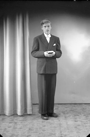 Enligt fotografens journal nr 8 1951-1957: "Johansson, Vräland Svanesund".
Enligt fotograrens notering: "Stig Johansson, Vräland Svanesund".
