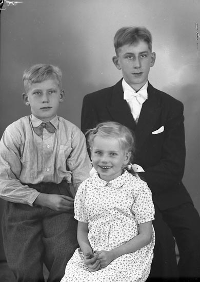 Enligt fotografens journal nr 8 1951-1957: "Johansson, Lennart, Stig o Brita Brattorp, Svanesund".