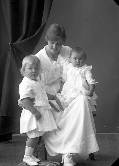 Enligt fotografens journal nr 4 1918-1922: "Hallberg, Fru Tandl. med barn Gbg".