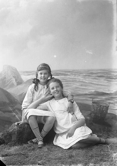 Enligt fotografens journal nr 3 1916-1917: "Ekman, Grosshandl. (flickorna) Ön".