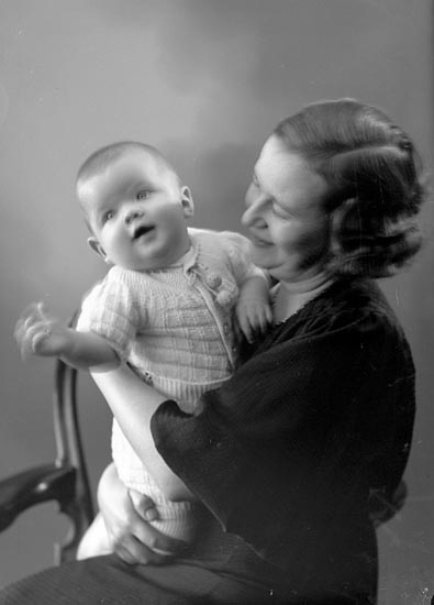 Enligt fotografens journal nr 6 1930-1943: "Lindqvist, Fru Astrid Stenungsund".