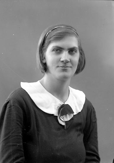 Enligt fotografens journal nr 6 1930-1943: "Sjöholm, Fr. Eva Sköldunga Ucklum".