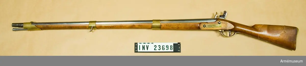 Samhörande nr är: 23698-99 gevär, bajonett.Gevär m/1815, infanteriet.
Grupp E II. 
Kallat 1815 års första modell.Överlämnad enl.KAAD skriv. 11/12 1880, dnr 469. Jfr. AM 1932:7483.
