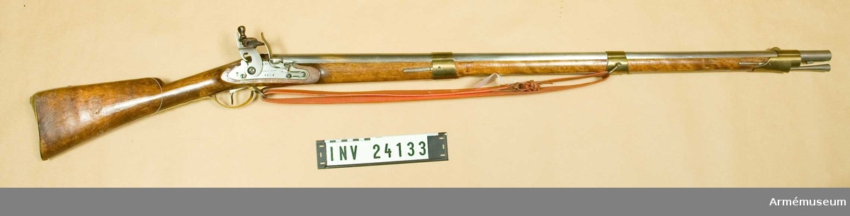 Grupp E II b
Pipa, stock, beslag och bajonett är av 1815 års modell, men flintlåset, vars bleck är märkt "C.Helvig Invent 1808", har ursprungligen tillhört ett räfflat gevär m/1808. Det ursprungliga fänghålet är tärnat och ett nytt är uppborrat en bit bakom det förstnämnda.