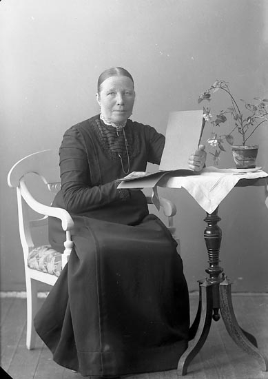 Enligt fotografens journal nr 4 1918-1922: "Kristensson, Fru Charlotta Dramersröd Ödsmål".