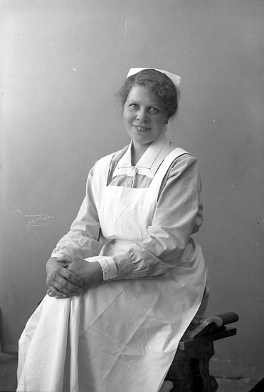 Enligt fotografens journal nr 4 1918-1922: "Jonsson, Fr. Maja Saltsjöbaden".