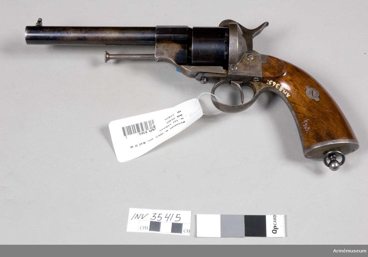 Revolver m/1863 med stiftantändning, för svenska artilleriet. Tillverkningsnumret är bortslipat. Pipan är märkt "LEFAUCHEUX BRTE à PARIS". Se i övrig AM 35406.