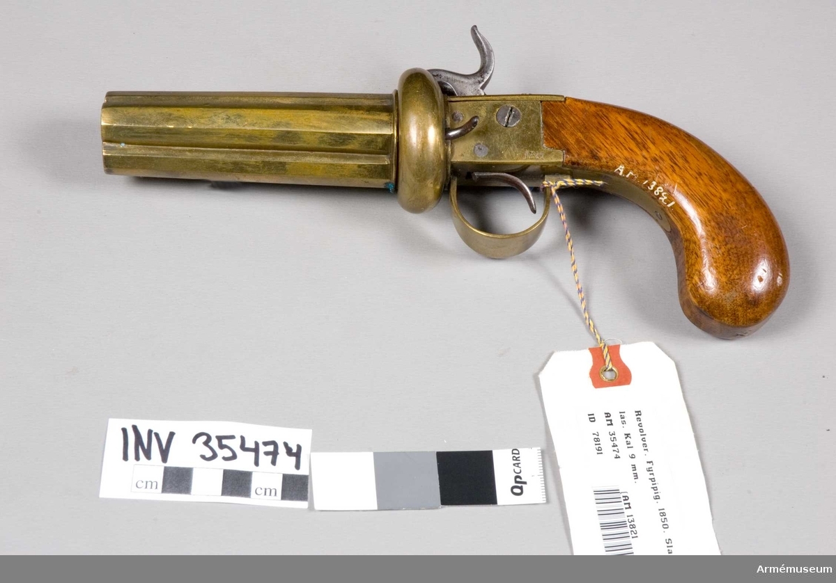 Grupp C III.

9 mm fyrpipig revolver. På det vänstra låsblecket finns bokstäverna I E H. Revolvern är av mässing och har slaglås. S.k. länsmanspistol. 
