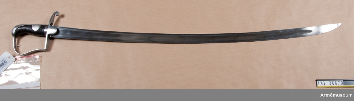 Grupp D III. 
Klingans bredd upptill 3,7 cm. Klingan är krökt, eneggad, längs ryggen försedd med en blodrand och framför den sistnämnda skålslipad. Upptill på yttersidan finns en P-stämpel. Klingan har sannolikt ursprungligen tillhört en dragonsabel m/1770 (AM 36633-6). Fästet liknar motsvarande del på föregående nummer, men är mindre och syns ursprungligen har tillhört en sabel m/1783 för lätta kavalleriet se AM 36653. Den kring kaveln gående spiralräfflan gör här 14 varv.Kallas i Modellsalens "Sablar med baljor, svenska, artilleri, modell med balja". I Artillerimuseum benämnes vapnet 1879-1884 samt 1889 "Sabel med balja för artilleriet, förändringsmodell". I 1888 års tryckta katalog sägs om detta vapen: Sabel med balja för manskapet vid artilleriet. Klingan är lika den å sabeln m/1831, men fästet är taget från år 1808 inköpta engelska sablar jmf. no 242=5141". Från 1894 är benämningen "Sabel med balja för artilleriet, förändringsmodell vid början av 1830-talet". I 1914 års tryckta katalog kallas vapnet "Artillerisabel med balja, förändringsmodell omkring 1830". Det ser sålunda ut som om man tagit de ursprungliga engelska fästena från de sablar som ändrats för det ridande artilleriet, se AM 1932:5151, och använt dem till denna förändringsmodell jämte manskapsablar m/1770 är så oerhört sällsynta. Denna reparationsmodell fastställdes den 3 februari 1827.