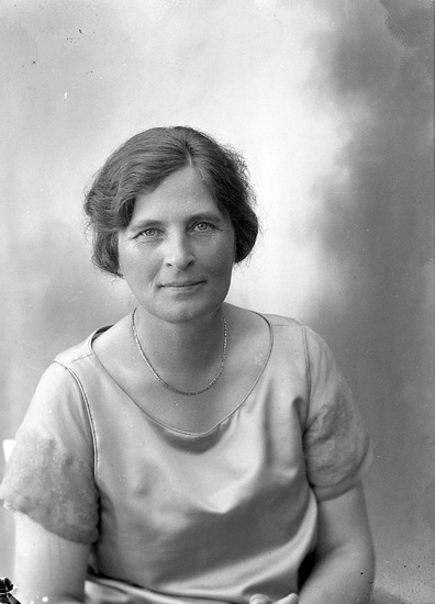 Enligt fotografens journal nr 5 1923-1929: "Särnström, Fru Anna Prästgården Bernshammar".