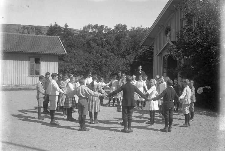Enligt fotografens journal nr 4 1918-1922: "Folkskolan i Kyrkenorum (Larsson) Här".
Enligt fotografens notering: "Folkskolan Kyrkenorum, lärare Ivar Larsson med elever. (Organist i Norums kyrka)".