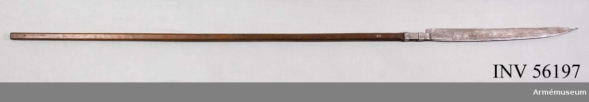 Grupp D I.
Från 1500-talet. Märkt med "O.N." - schweiziskt tyghusmärke.
Ursprunglig längd 266 cm.