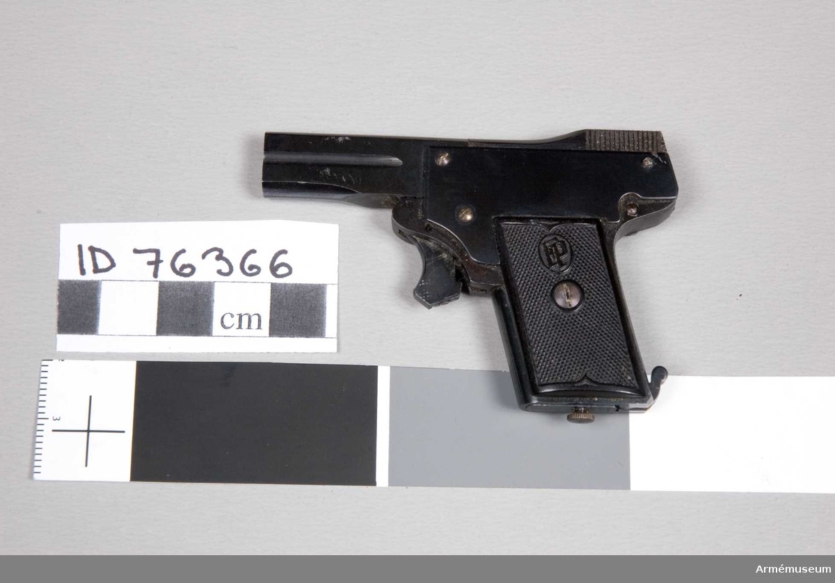 Grupp E III.
Miniatyrpistol. Världens minsta automatpistol, kallad Kolibri. 