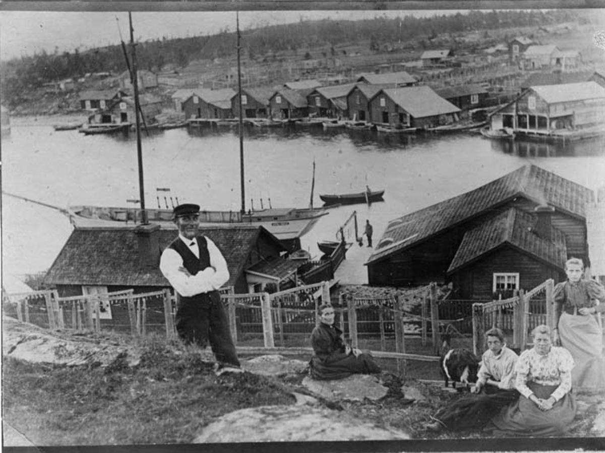 Skrivet på baksidan: Trysunda 1895 Grellson o familj +2 pigor sittande. Hans galeas ANNA, ursprungsfoto av en amatör. 
Fotograferat av: Repro: Osti