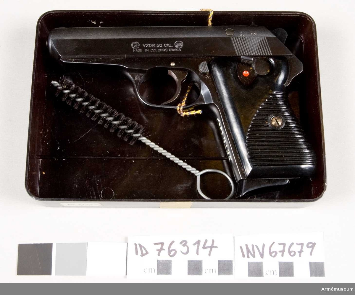 Består av: 1 pistol, 1 magasin, 1 borstviskare, 1 låda av plast. Typ Browning. Vapnet märkt med Z (2:a?) inom en ring, VZOR CAL 7,65.