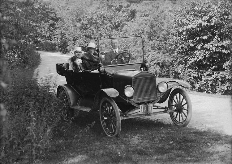Enligt noteringar: "7 augusti 1920. Beställare till bilden: Otto Johansson, Österby, Dingle. Bilen liknar en T-Ford." (BJ)