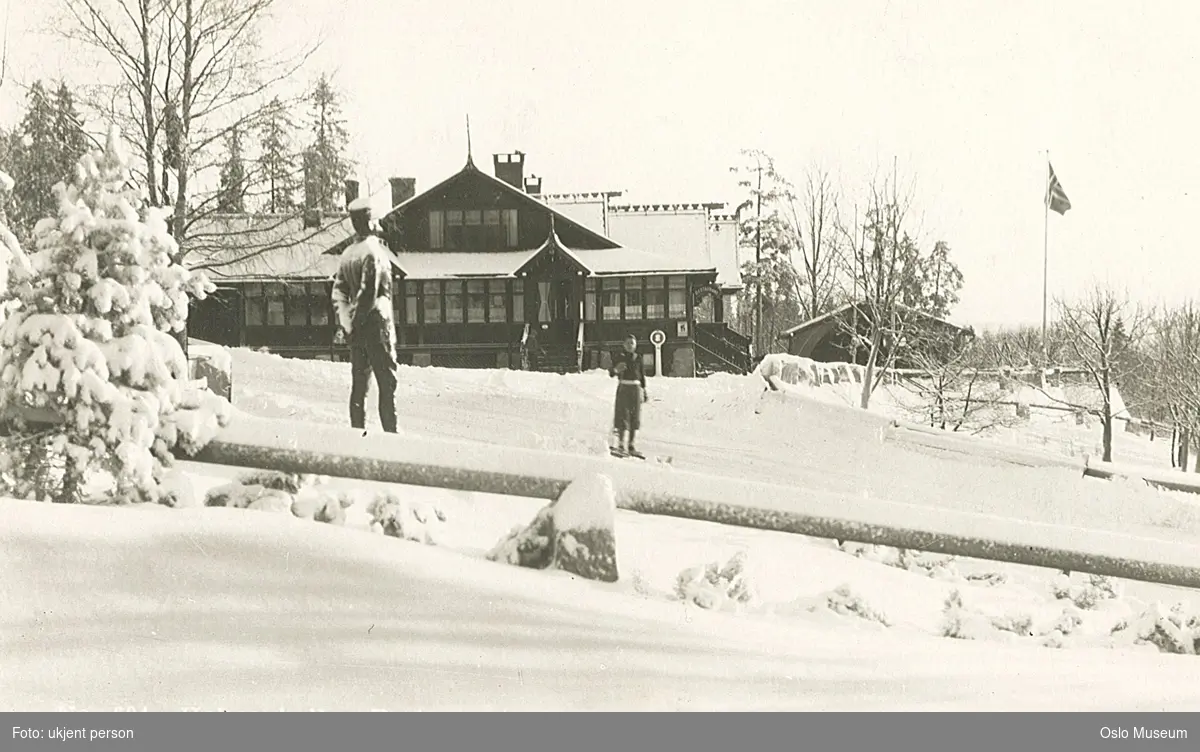 Holmenkollen restaurant, portrettstaue, mann, skiløper, snø