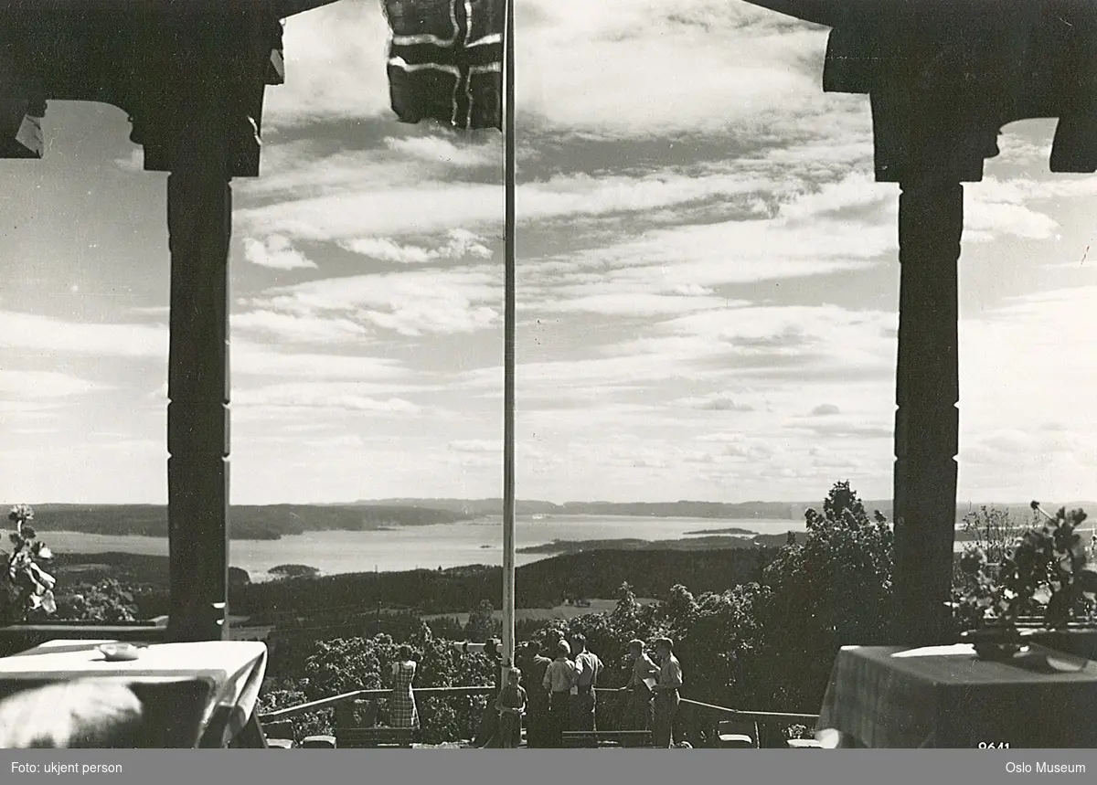 Holmenkollen restaurant, mennesker, flagg, utsikt