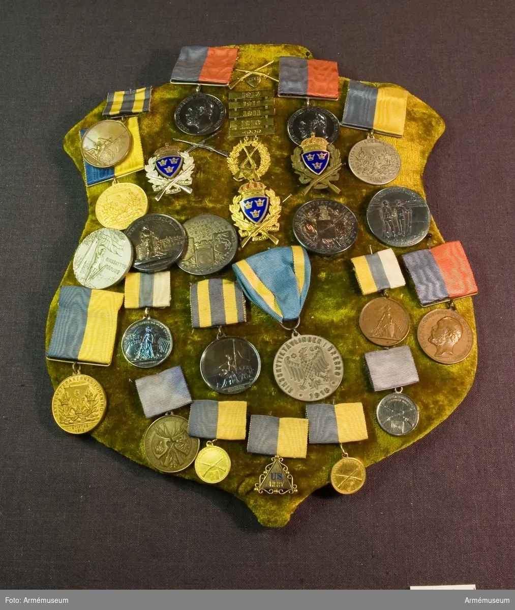 Grupp: M II.
Göteborgs Skyttegilles Medalj D.21/1 1889. Placerad på sköld klädd med sammet  tillsammans med AM.085881-906.