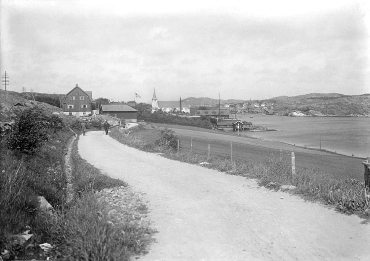 Juni 1924. Fiskebäckskils samhälle med kyrkan från sydost.