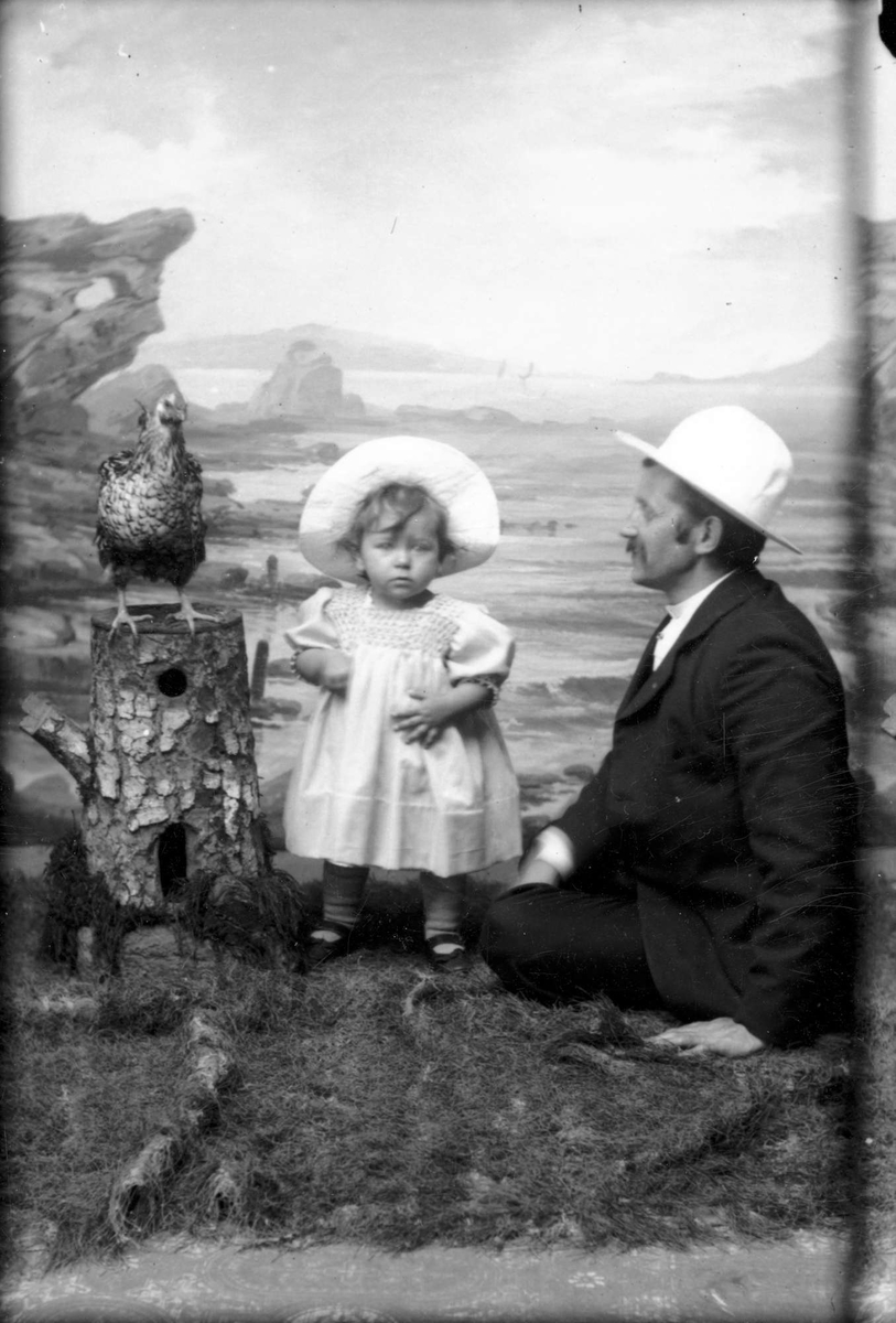 Kasper C. Feyling, datteren Ingrid og ei høne