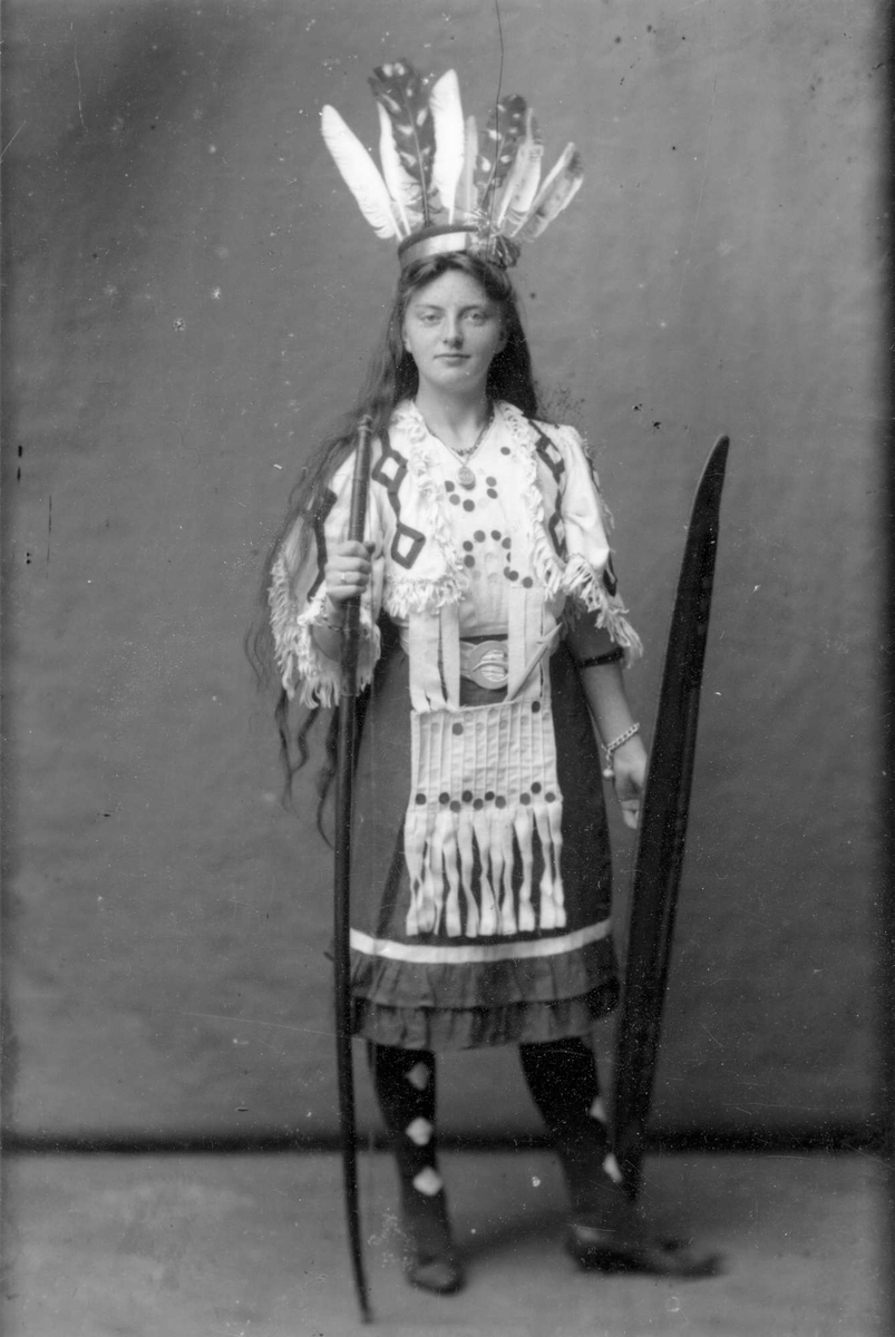 Nicoline Louise Lorentzen Torjusen utkledd som indianer