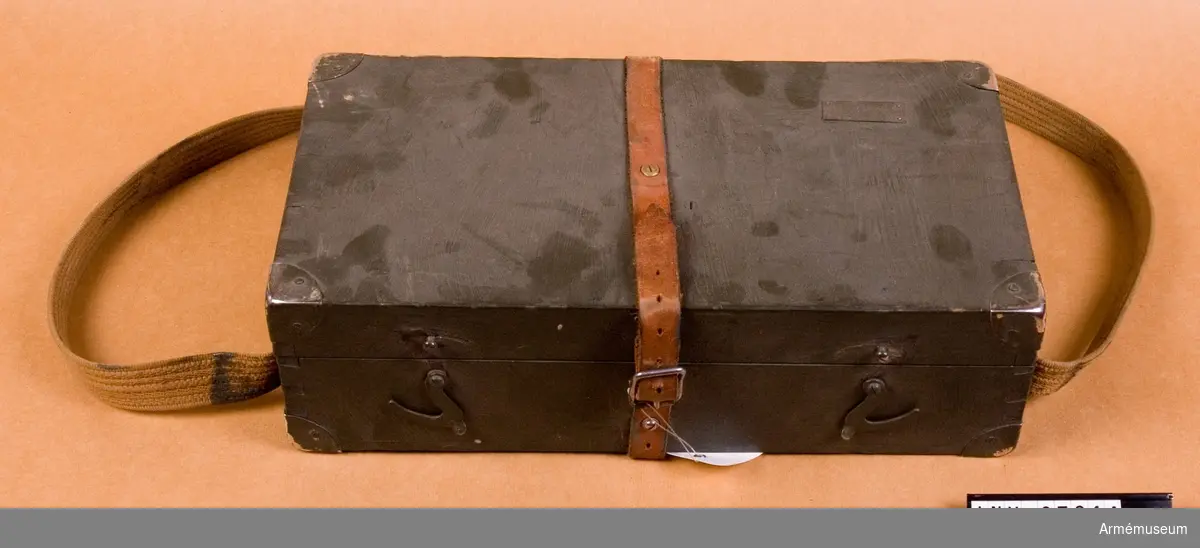 I lådan ingår tillbehörskort för avvägningsinstrument m/1942 med tillbehör.