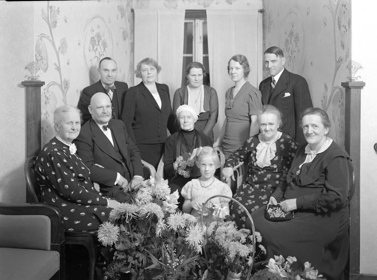 Uppgift enligt fotografen: "Uddevalla. Fru Brogren 90 år Sannes Minne."