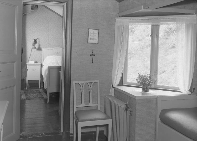 Text till bilden:"Riksdagsman Waldemar Svenssons bostad. Rummet innanför köket. Han kallades för (Ljungskile)".