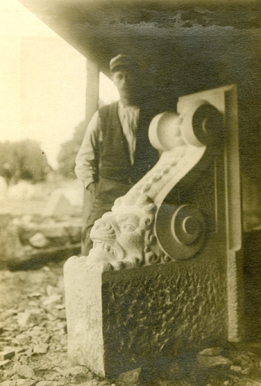 Bildhuggare Reinhold Pettersson på arbetsplatsen med en konsol huggen i sten