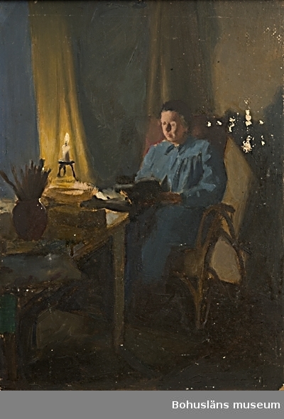 Kvinna i rum i skenet av ett stearinljus