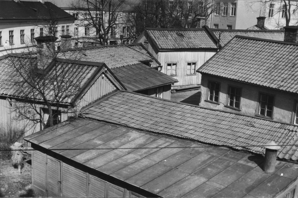 Enköping, kvarteret Kaplanen, gårdsbebyggelse sedd från vindsvåningen i gamla telegrafhuset (Rådhusgatan - Kungsgatan), mot nordväst