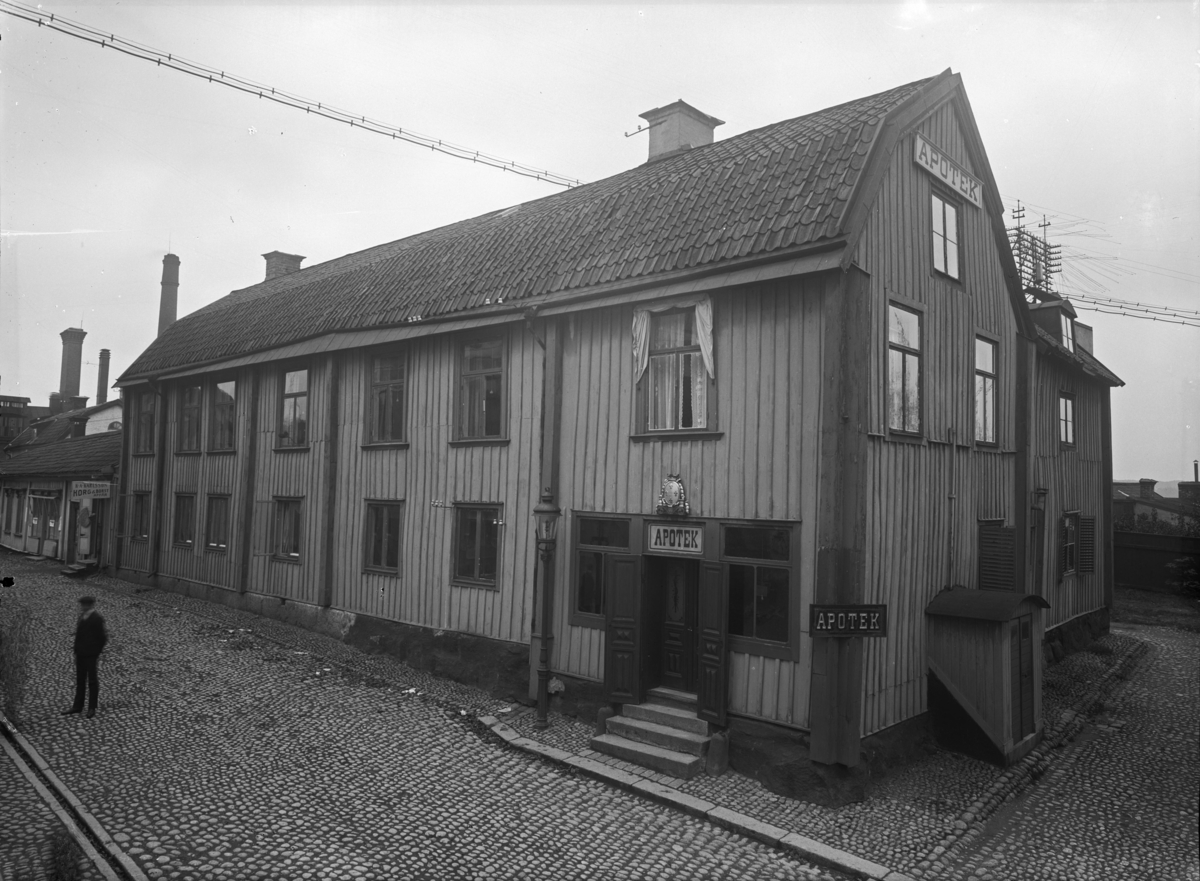 Apoteket, före ombyggnation, Kungsgatan 13, Enköping, vy från väster, troligen 12 oktober 1910